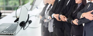 Başarılı iş adamları, işçi toplumunun güçlü ilişkilerini göstermek için bir arada duruyorlar. İş adamı ve iş kadınlarından oluşan bir ekip, ofisteki geniş görüşlü grup çalışmasını ifade ediyor.