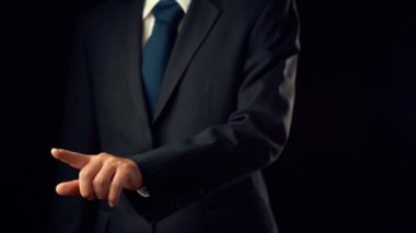 İşadamı, ticari kar artışının gelecekteki hedefe arttığını gösteren imalı bir tablo çizdi. Şirket işlerinin yükselmesi için mükemmel bir mali durum. Finans ve para teknolojisi .