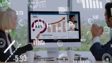 Şirket personeli toplantısındaki iş adamlarının yaratıcı görüntüsü. Veri analizi ve yatırım karar verme işlemleri için dijital teknoloji kavramı .