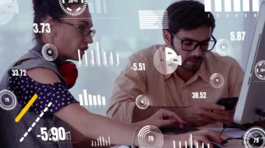 Kurumsal personel toplantısındaki iş adamlarının kavramsal vizyonu. Veri analizi ve yatırım karar verme işlemleri için dijital teknoloji kavramı .