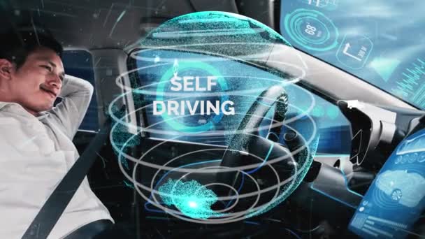 Selbstfahrendes Autonomes Auto Mit Entspanntem Jungen Mann Fahrersitz Fährt Auf — Stockvideo