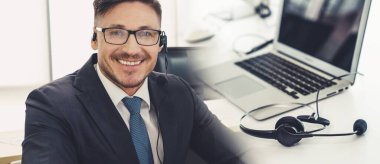Ofiste çalışan kulaklık takan işadamları uzak müşteri ya da meslektaşlarını desteklemek için çalışıyorlar. Çağrı merkezi, tele pazarlama, müşteri destek acentesi geniş görünümde hizmet sunar .