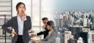 Ofiste çalışan kulaklık takan işadamları uzak müşteri ya da meslektaşlarını desteklemek için çalışıyorlar. Çağrı merkezi, tele pazarlama, müşteri destek acentesi geniş görünümde hizmet sunar .