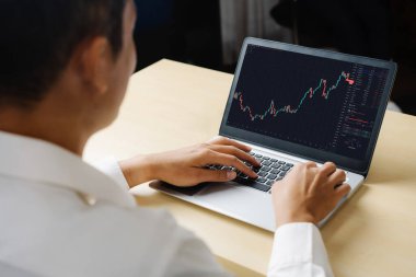 Dahiyane bilgisayar yazılımının borsa veri tablosu analizi. Yatırım uygulaması bilgisayar ekranında borsa grafiğini göster ve ticaret kararını tavsiye et .