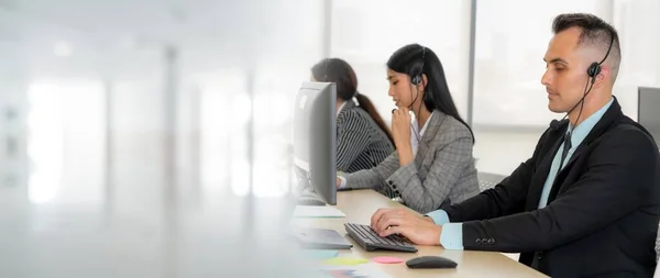 Zakenmensen Met Een Headset Die Kantoor Werken Klanten Collega Afstand — Stockfoto