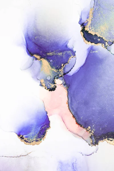 Kağıt üzerindeki mermer sıvı mürekkep resminin mor altın soyut arka planı. Yüksek kaliteli kağıt dokusu üzerine orijinal suluboya alkol mürekkebi resmi .