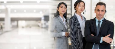 Ofiste çalışan kulaklık takan işadamları uzak müşteri ya da meslektaşlarını desteklemek için çalışıyorlar. Çağrı merkezi, tele pazarlama, müşteri destek acentesi geniş görünümde hizmet sunar .