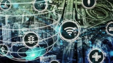 Yeni şehir yolunda gelecek araba trafiği için akıllı ulaşım teknolojisi kavramı. Sanal akıllı sistem, şehir sokaklarındaki araç verilerini birbirine bağlamak için dijital bilgi analizi yapıyor .