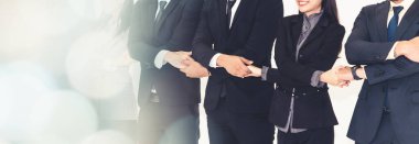 Başarılı iş adamları, işçi toplumunun güçlü ilişkilerini göstermek için bir arada duruyorlar. İş adamı ve iş kadınlarından oluşan bir ekip, ofisteki geniş görüşlü grup çalışmasını ifade ediyor.