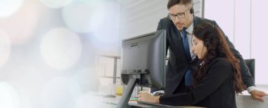 Ofiste çalışan kulaklık takan işadamları uzak müşteri ya da meslektaşlarını desteklemek için çalışıyorlar. Çağrı merkezi, tele pazarlama, müşteri destek acentesi geniş görünümde hizmet sunar .