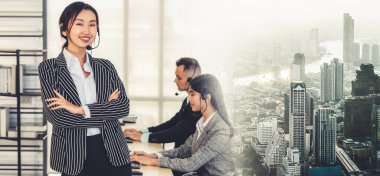 Ofiste çalışan kulaklık takan işadamları uzak müşteri ya da meslektaşlarını desteklemek için çalışıyorlar. Çağrı merkezi, tele pazarlama, müşteri destek acentesi geniş görünümde hizmet sunar .