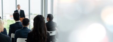 Seminer konferansında toplanan bir grup iş adamı daha geniş bir görüşe sahip. Seyirciler, çalışanların eğitim seanslarındaki eğitmenleri dinliyor. Konuşmacıyla ofis çalışanları toplantısı .