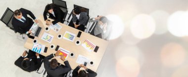 İş adamları grup toplantısı ofiste yukarıdan çekildi. İş kadınları, işadamları ve ofis çalışanları, proje planlama belgesiyle birlikte ekip konferansında çalışıyorlar. .
