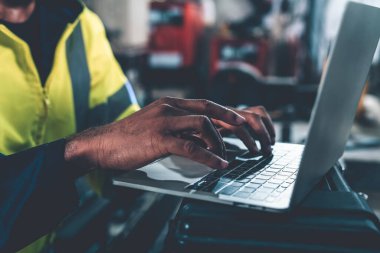 İşçi, dizüstü bilgisayarla uygun prosedür kontrol listesi hazırlıyor. Fabrika üretim hattı operatörü işgal kalite kontrol kavramı .