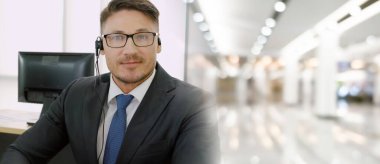 Ofiste çalışan kulaklık takan işadamları uzak müşteri ya da meslektaşlarını desteklemek için çalışıyorlar. Çağrı merkezi, tele pazarlama, müşteri destek acentesi geniş görünümde hizmet sunar .