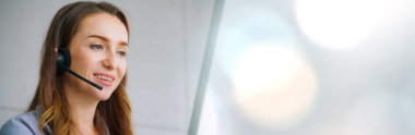 Ofiste çalışan kulaklık takan işadamları uzak müşteri veya meslektaşlarını desteklemek için geniş görüşlü çalışırlar. Çağrı merkezi, tele pazarlama, müşteri destek acentesi telefon görüşmesinde hizmet sağlar.