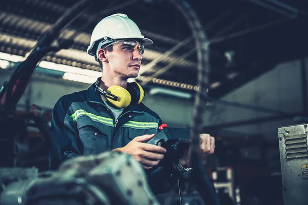 Jeune Ouvrier Usine Travaillant Avec Bras Robotisé Compétent Dans Atelier — Photo