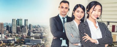 Ofiste çalışan kulaklık takan işadamları uzak müşteri ya da meslektaşlarını desteklemek için çalışıyorlar. Çağrı merkezi, tele pazarlama, müşteri destek acentesi geniş görünümde hizmet sunar .