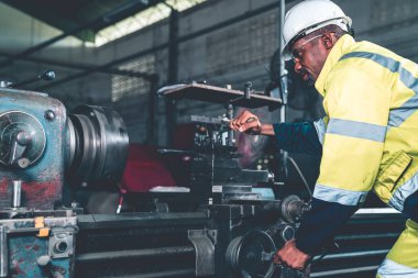 Fabrika işçisi ya da mühendis usta imalat atölyesinde makine işi yapıyor. Endüstriyel insanlar ve üretim konsepti .