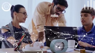 Kurumsal personel toplantısındaki iş adamlarının kavramsal vizyonu. Veri analizi ve yatırım karar verme işlemleri için dijital teknoloji kavramı .