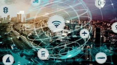 Yeni şehir yolunda gelecek araba trafiği için akıllı ulaşım teknolojisi kavramı. Sanal akıllı sistem, şehir sokaklarındaki araç verilerini birbirine bağlamak için dijital bilgi analizi yapıyor .