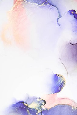 Kağıt üzerindeki mermer sıvı mürekkep resminin mor altın soyut arka planı. Yüksek kaliteli kağıt dokusu üzerine orijinal suluboya alkol mürekkebi resmi .