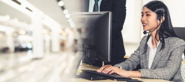 Ofiste çalışan kulaklık takan işadamları uzak müşteri ya da meslektaşlarını desteklemek için çalışıyorlar. Çağrı merkezi, tele pazarlama, müşteri destek acentesi geniş görünümde hizmet sunar .