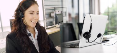 Ofiste çalışan kulaklık takan işadamları uzak müşteri ya da meslektaşlarını desteklemek için çalışıyorlar. Çağrı merkezi, tele pazarlama, müşteri destek acentesi geniş görünümde hizmet sunar .