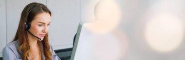 Ofiste çalışan kulaklık takan işadamları uzak müşteri veya meslektaşlarını desteklemek için geniş görüşlü çalışırlar. Çağrı merkezi, tele pazarlama, müşteri destek acentesi telefon görüşmesinde hizmet sağlar.