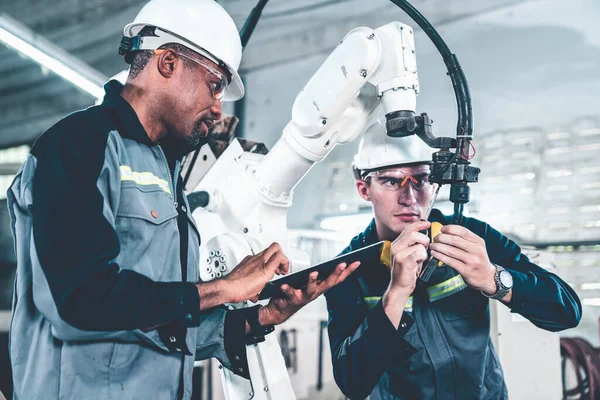 Travailleurs Usine Travaillant Avec Bras Robotisé Compétent Dans Atelier Logiciel — Photo