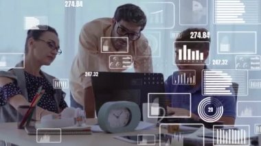 Kurumsal personel toplantısındaki iş adamlarının kavramsal vizyonu. Veri analizi ve yatırım karar verme işlemleri için dijital teknoloji kavramı .