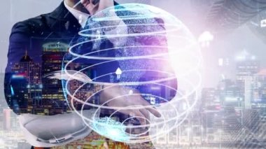 Gelecekteki bina inşaatı ve HUD hologram grafik tasarımı ile yaratıcı mühendislik projesi konsepti. İnşaat mühendisi, mimar ya da inşaat işçisi modern sivil teknoloji ile çalışıyor..