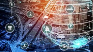 Yeni şehir yolunda gelecek araba trafiği için akıllı ulaşım teknolojisi kavramı. Sanal akıllı sistem, şehir sokaklarındaki araç verilerini birbirine bağlamak için dijital bilgi analizi yapıyor .