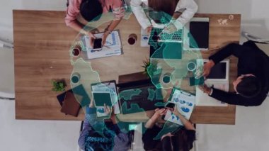 Kurumsal personel toplantısındaki iş adamlarının kavramsal vizyonu. Veri analizi ve yatırım karar verme işlemleri için dijital teknoloji kavramı .