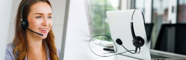 Ofiste çalışan kulaklık takan işadamları uzak müşteri veya meslektaşlarını desteklemek için geniş görüşlü çalışırlar. Çağrı merkezi, tele pazarlama, müşteri destek acentesi telefon görüşmesinde hizmet sağlar.