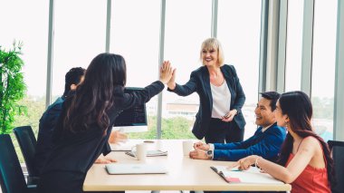 Dahiyane bilgisayar yazılımının borsa veri tablosu analizi. Yatırım uygulaması bilgisayar ekranında borsa grafiğini göster ve ticaret kararını tavsiye et .