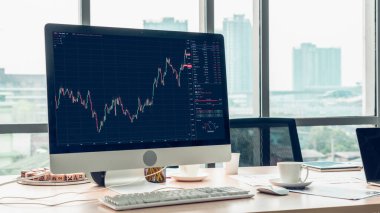 Dahiyane bilgisayar yazılımının borsa veri tablosu analizi. Yatırım uygulaması bilgisayar ekranında borsa grafiğini göster ve ticaret kararını tavsiye et .