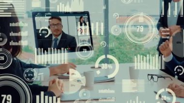 Şirket personeli toplantısındaki iş adamlarının yaratıcı görüntüsü. Veri analizi ve yatırım karar verme işlemleri için dijital teknoloji kavramı .