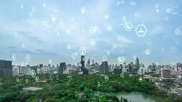 Çevre kirliliğini azaltmak ve ESG hedeflerine ulaşmak için temiz enerji, geri dönüşüm ve sıfır atık yönetimi yoluyla sürdürülebilir değişim kavramına doğru kayan yeşil şehir teknolojisi .