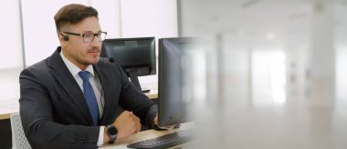 Ofiste çalışan kulaklık takan işadamları uzak müşteri ya da meslektaşlarını desteklemek için çalışıyorlar. Çağrı merkezi, tele pazarlama, müşteri destek acentesi geniş görünümde hizmet sunar .