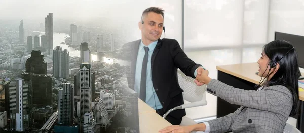 Geschäftsleute Mit Headset Feiern Die Arbeit Büro Call Center Telemarketing — Stockfoto