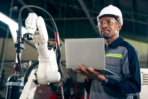 Ouvrier Usine Afro Américain Travaillant Avec Bras Robotisé Compétent Dans — Photo