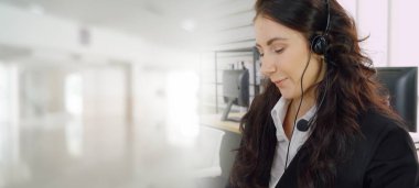Ofiste çalışan kulaklık takan işadamları uzak müşteri ya da meslektaşlarını desteklemek için çalışıyorlar. Çağrı merkezi, tele pazarlama, müşteri destek acentesi geniş görünümde hizmet sunar .