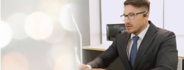 Ofiste çalışan kulaklık takan işadamları uzak müşteri ya da meslektaşlarını desteklemek için çalışıyorlar. Çağrı merkezi, tele pazarlama, müşteri destek acentesi geniş görünümde hizmet sunar .