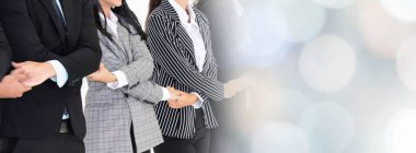 Başarılı iş adamları, işçi toplumunun güçlü ilişkilerini göstermek için bir arada duruyorlar. İş adamı ve iş kadınlarından oluşan bir ekip, ofisteki geniş görüşlü grup çalışmasını ifade ediyor.