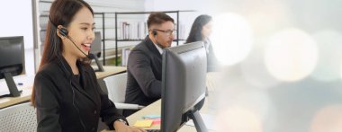 Ofiste çalışan kulaklık takan işadamları uzak müşteri ya da meslektaşlarını desteklemek için çalışıyorlar. Çağrı merkezi, tele pazarlama, müşteri destek acentesi geniş görünümde hizmet sunar .