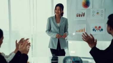 Kurumsal personel toplantısında iş adamlarının kutlaması. Veri analizi ve yatırım karar verme işlemleri için dijital teknoloji kavramı .