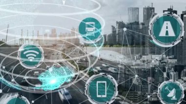 Yeni şehir yolunda gelecek araba trafiği için akıllı ulaşım teknolojisi kavramı. Sanal akıllı sistem, şehir sokaklarındaki araç verilerini birbirine bağlamak için dijital bilgi analizi yapıyor .