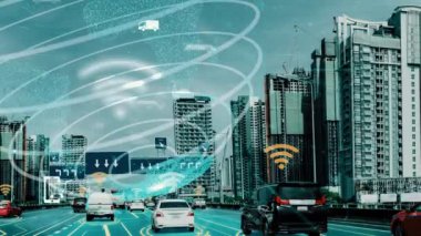 Yeni şehir yolunda gelecek araba trafiği için akıllı ulaşım teknolojisi kavramı. Sanal akıllı sistem, şehir sokaklarındaki araç verilerini birbirine bağlamak için dijital bilgi analizi yapıyor .