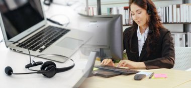 Ofiste çalışan kulaklık takan işadamları uzak müşteri ya da meslektaşlarını desteklemek için çalışıyorlar. Çağrı merkezi, tele pazarlama, müşteri destek acentesi geniş görünümde hizmet sunar .